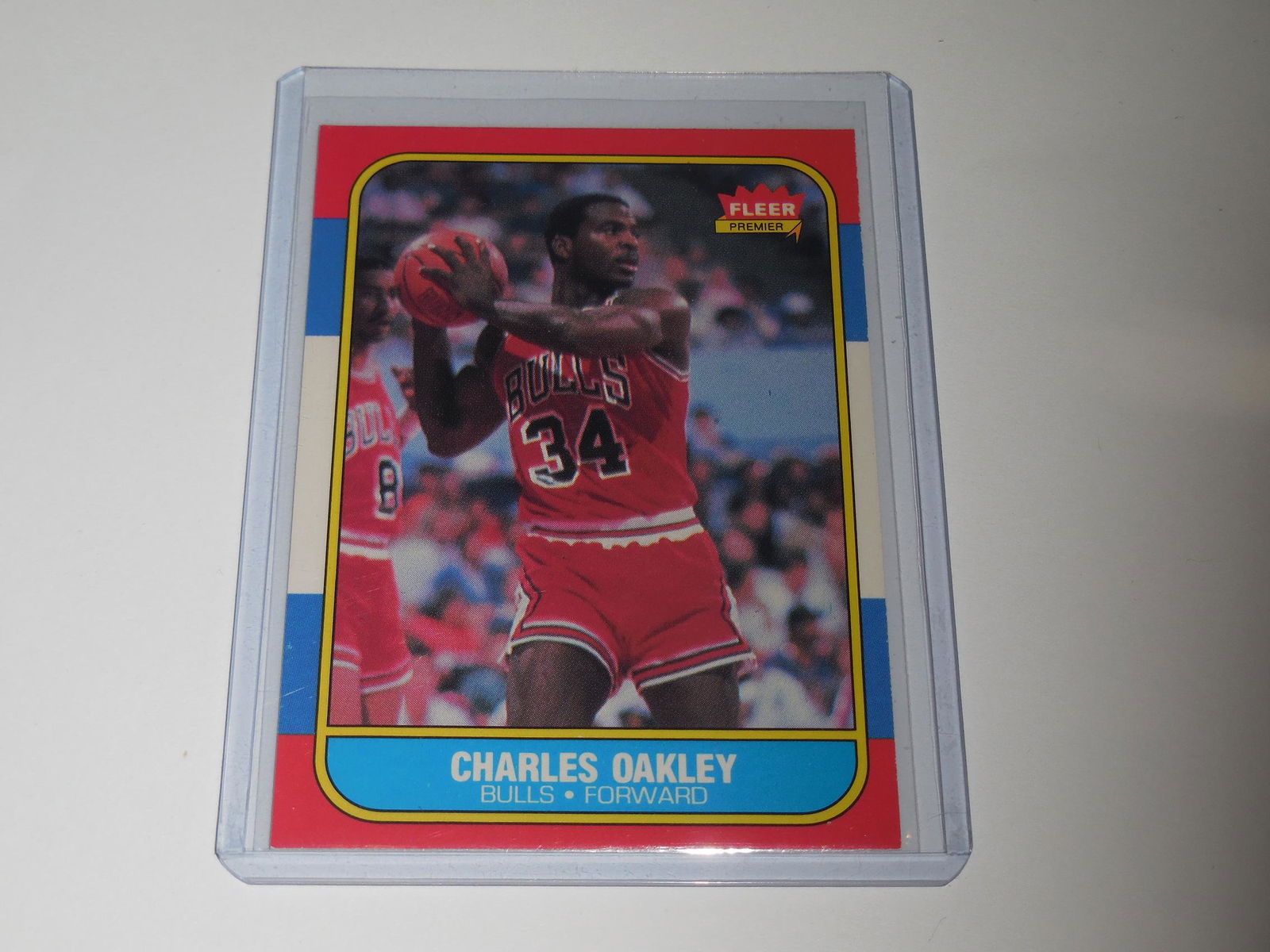 1986-87 FLEER BASKETBALL #81 CHARLES OAKLEY ROOKIE CARD (1 of 2)