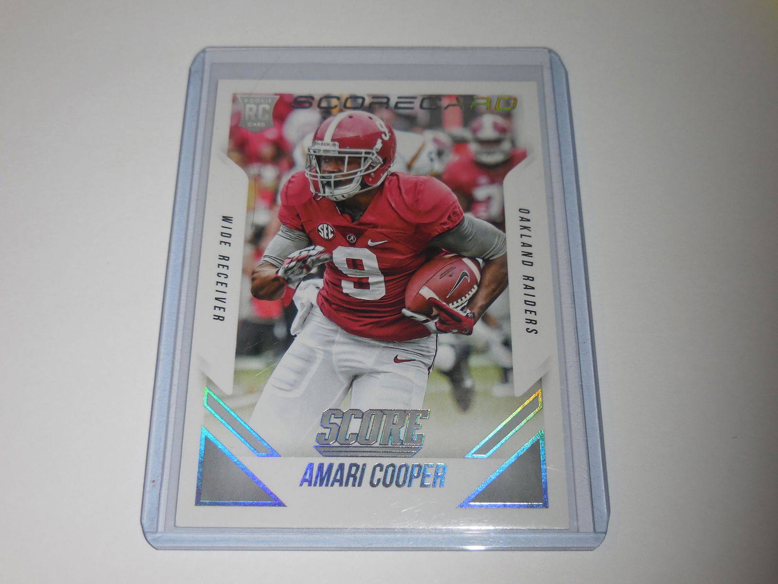2015 SCORE AMARI COOPER HOLO SCOREBOARD ROOKIE CARD: No Reserve! Title: 2015 SCORE AMARI COOPER HOLO SCOREBOARD ROOKIE CARD Description: THIS IS A VERY NICE CARD FOR ANY COLLECTOR. APPROXIMATELY NEAR MINT CONDITION OR BETTER. COMES WITH SLEEVE AND TOP L