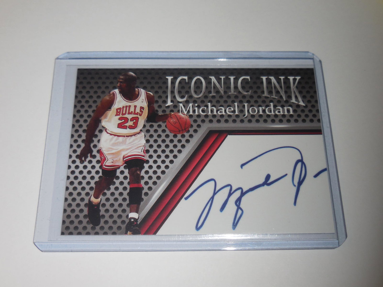 ACEO ICONIC INK MICHAEL JORDAN FACSMILE SIGNATURE: No Reserve! Title: ACEO ICONIC INK MICHAEL JORDAN FACSMILE SIGNATURE Description: THIS IS A VERY NICE CARD FOR ANY COLLECTOR. APPROXIMATELY NEAR MINT CONDITION OR BETTER. COMES WITH SLEEVE AND TOP LOA