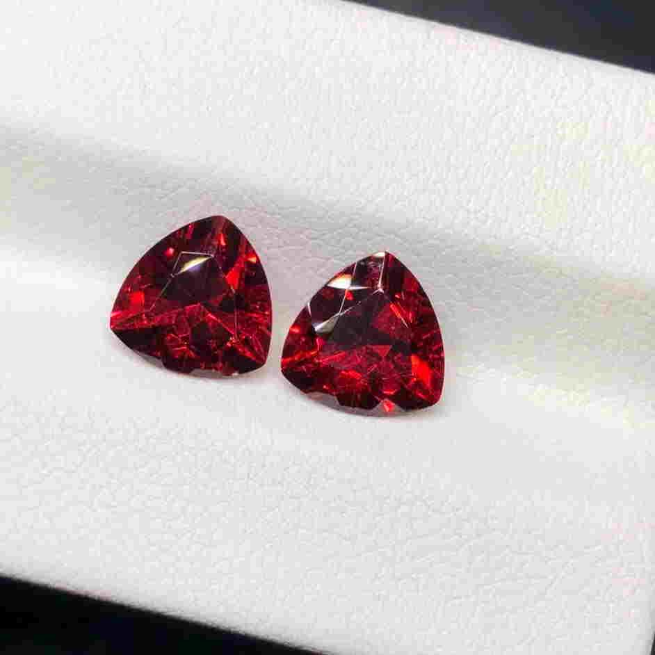 Natural Triangle Cut 2.2 Carats Garnet Loose Gemstone 2 (1 of 4)