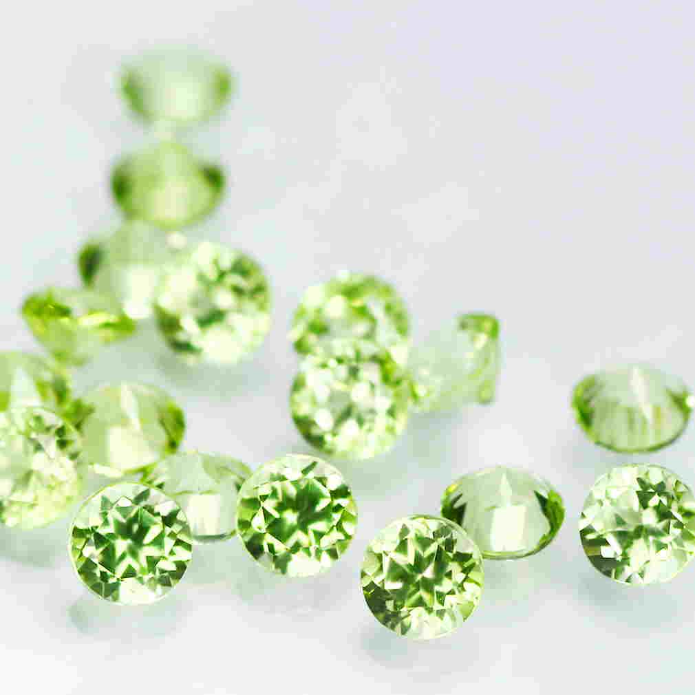 1.08 Ct [20Pcs Lot] 2 x 2 mm Charming Round Cut 100%: Title: 1.08 Ct [20Pcs Lot] 2 x 2 mm Charming Round Cut 100% Natural Pakistan Peridot Color/Clarity: green/VVS Gemstone Type: natural/untreated Carat Weights: 1.08 Size/Dimensions: 2.00 x 2.00 x 1.60 M