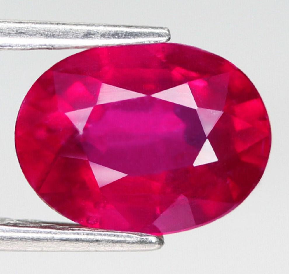 1,48 cts Natural Oval Blood Red Ruby (1 of 3)