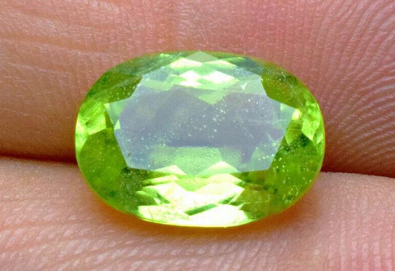 Natural Luminous Green Peridot Untreated: Title: Natural Luminous Green Peridot Untreated Gemstones: Peridot Carat Weights: 1,20 Size/Dimensions: 7.9 x 5.8 x 3.4 mm Additional Information: Transparency: Eye clean. Origin: Thailand. Natural pe