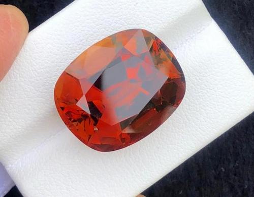30 Carats Beautiful Topaz Gemstone from Pakistan: Title: 30 Carats Beautiful Topaz Gemstone from Pakistan Origin: Pakistan Weight: 30 Carats Size/Dimensions: 19x16x12 MM Description: Natural Reserve: $200.00 Shipping: Domestic: Flat-rate of $25.00 to