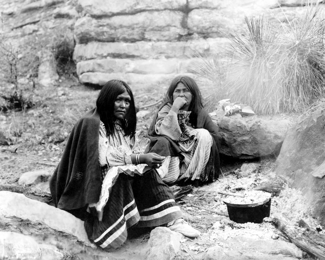 1903, TWO APACHE WOMEN AT CAMPFIRE; EDWARD CURTIS: Title: 1903, TWO APACHE WOMEN AT CAMPFIRE; EDWARD CURTIS Artist/Source: EDWARD SHERIFF CURTIS, (AMERICAN, 1868-1952) Origin: AMERICAN SOUTHWEST Dimension: 8 x 10 Medium: PUBLISHED CONTEMPORARY PHOTO-L