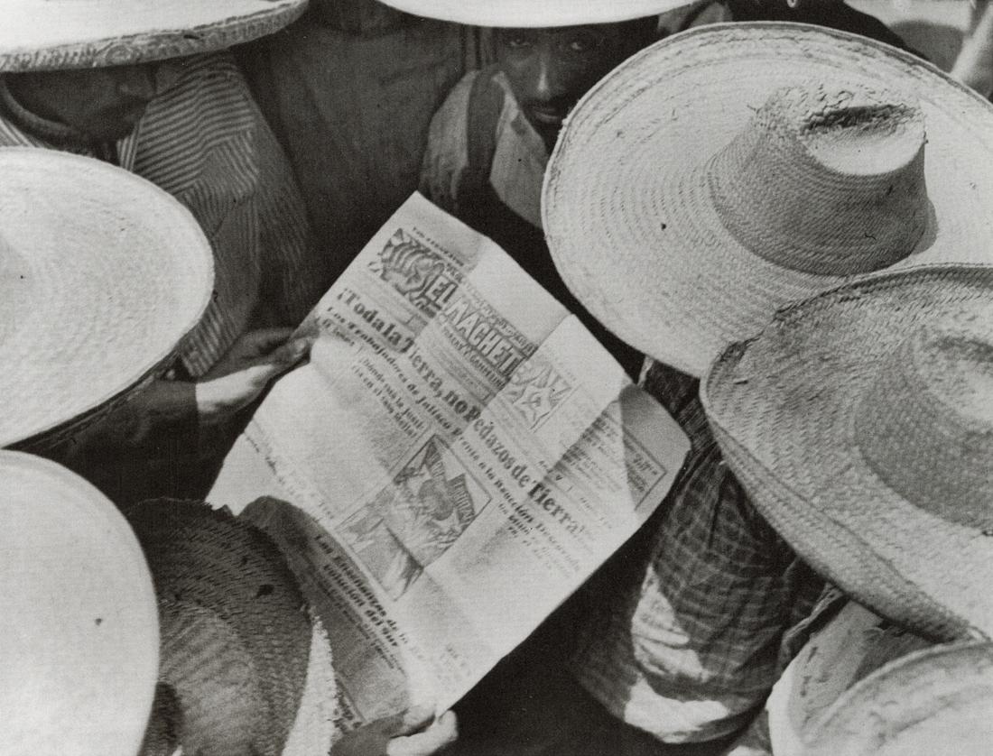 TINA MODOTTI - Mexicans Reading El Machete, 1928 (1 of 1)