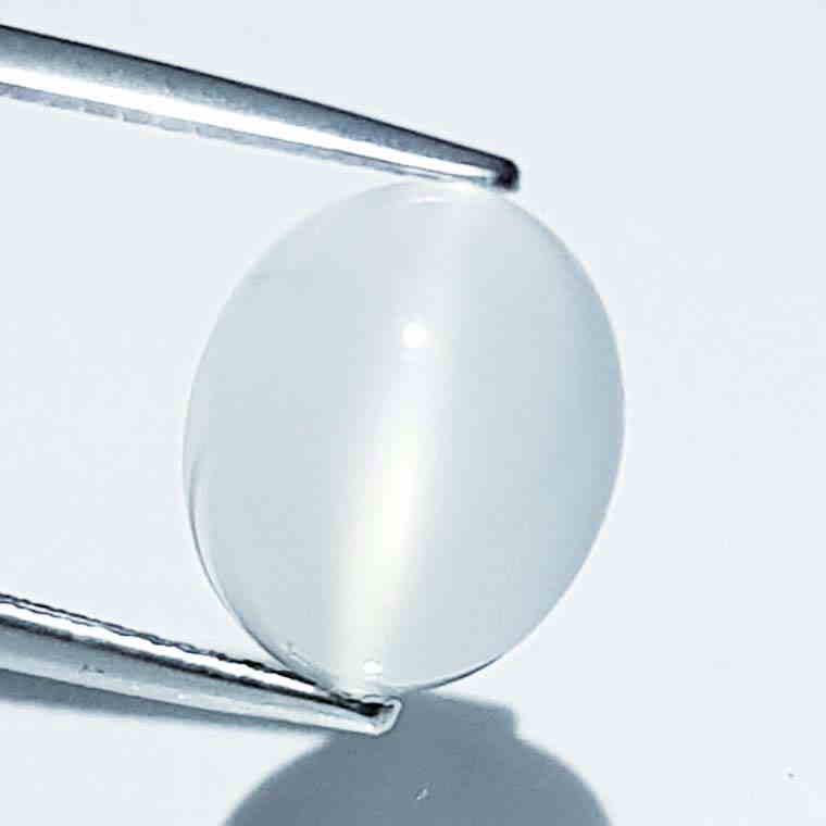 Natural Moonstone Cat's Eye - 5.30 ct: No Reserve! Title: Natural Moonstone Cat's Eye - 5.30 ct Color/Clarity: Loosegemstone Gemstones: IF - VVS Carat Weights: 5.3 Size/Dimensions: 12.00 x 10.00 x 6.00 Additional Information: Oval - Srilan