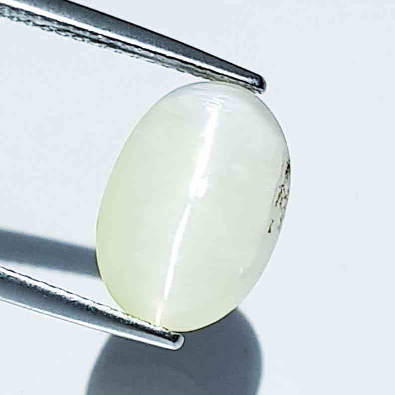 4.05 ct Natural Opal Cat's Eye: No Reserve! Title: 4.05 ct Natural Opal Cat's Eye Color/Clarity: Semi Transparent Gemstones: Loosegemstone Carat Weights: 4.05 Size/Dimensions: 13.20 x 9.20 x 5.20 Additional Information: Oval - Afric