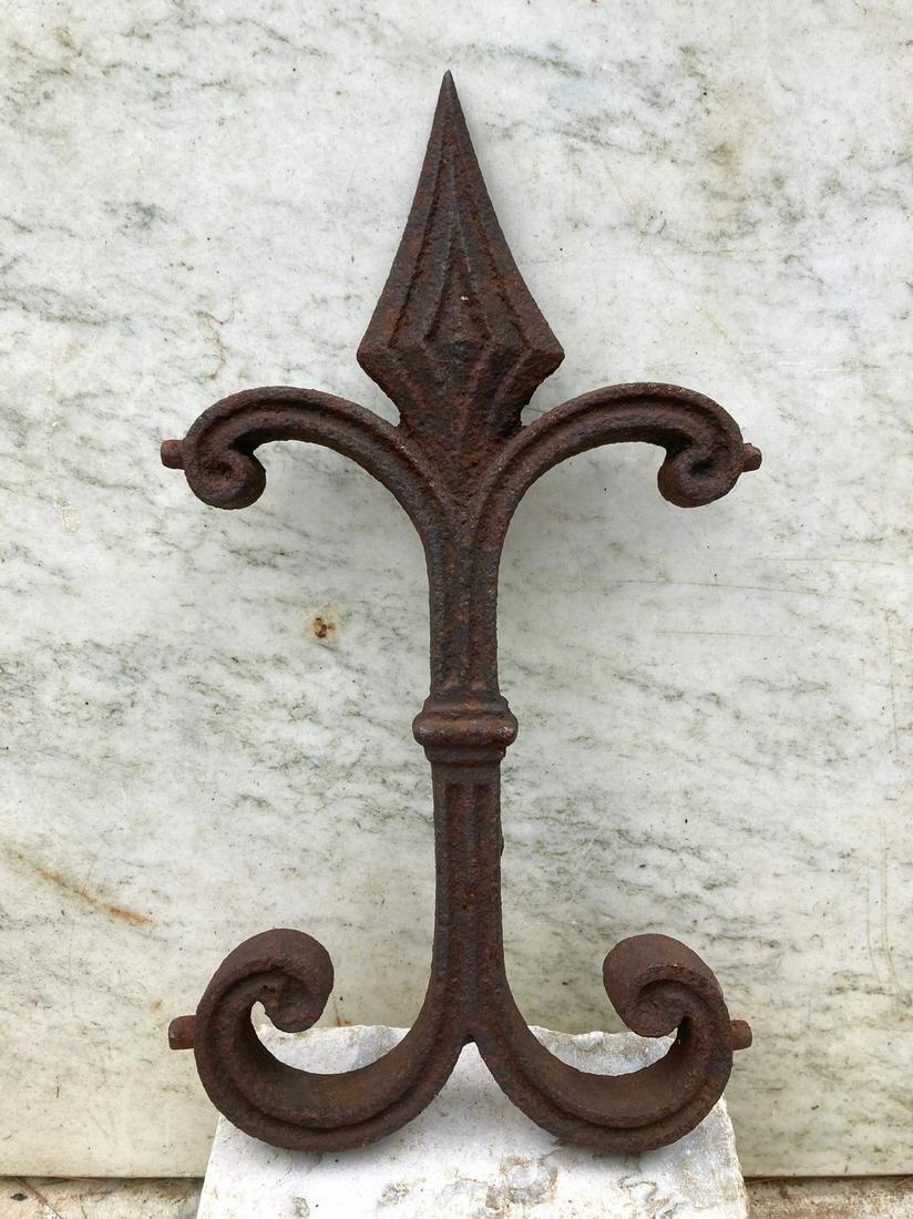 19thc Cast Iron Fence Spear (1 of 2)