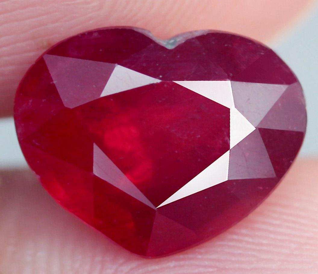 3,03 cts Natural Heart Cut Blood Red Ruby (1 of 3)
