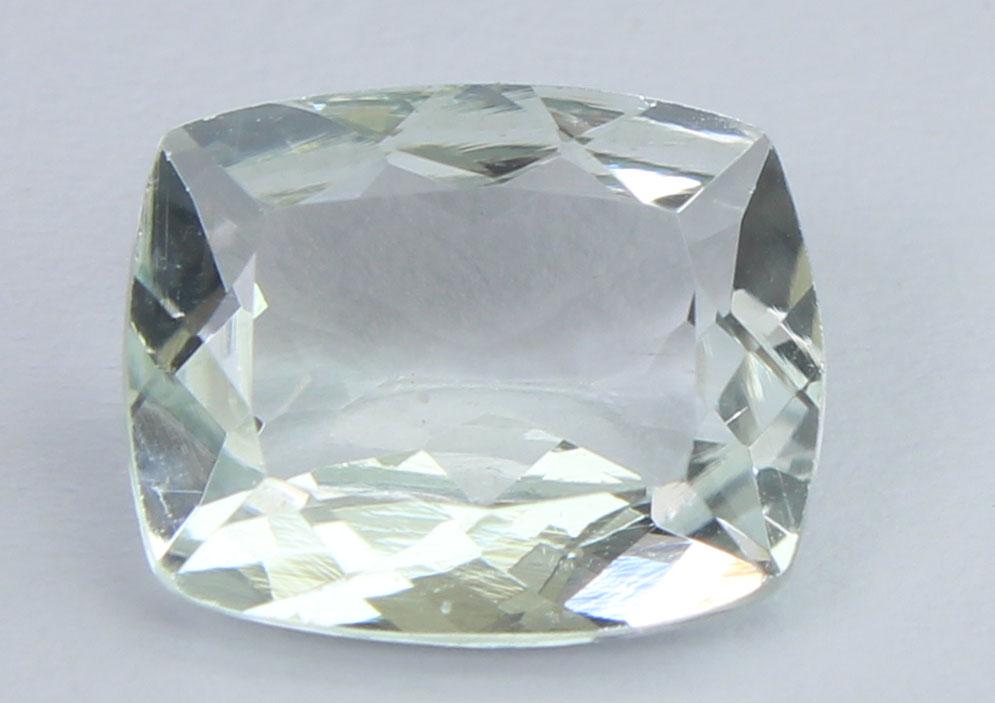 2.21 Cts Natural White beryl: No Reserve! Gemstone : Natural White beryl Origin : Brazil Weight : 2.21 carats Dimensions : 10x8x4.1 mm Shape : Oval Cut Color : Colorless Treatment : No Treatment Transparency : Transparent Clarity 
