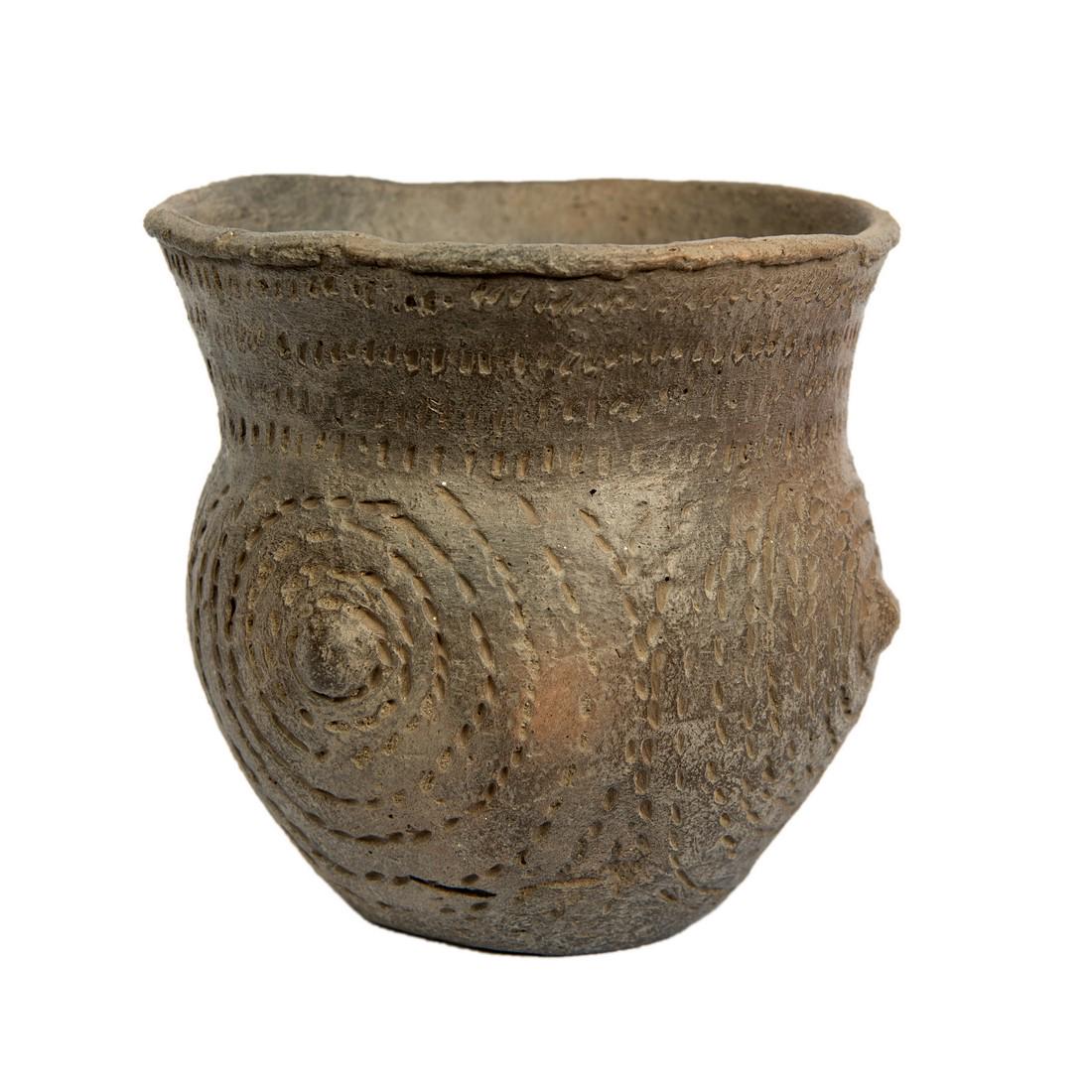 Mississippian or Mississippian style pot (1 of 6)