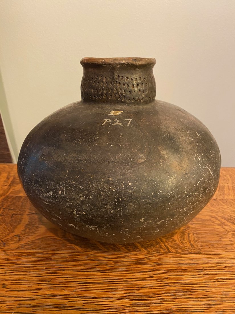 Large Misissippian style pot. (1 of 3)