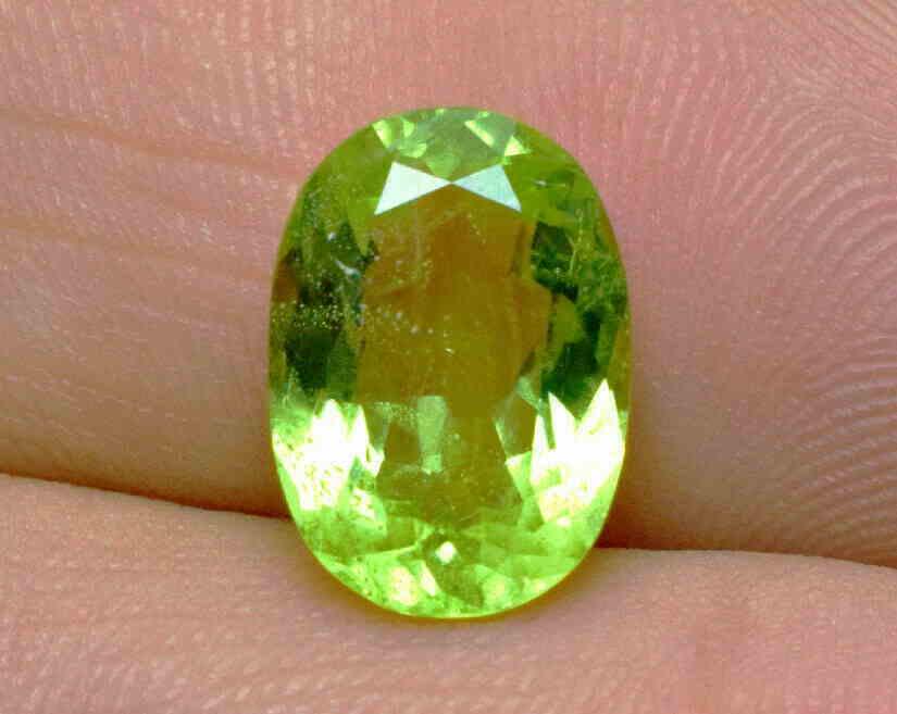 Natural Luminous Green Peridot Untreated: Title: Natural Luminous Green Peridot Untreated Gemstones: Peridot Carat Weights: 1,37 Size/Dimensions: 7.8 x 5.8 x 3,8 mm Provenance/Additional Info:Transparency: Eye clean. Origin: Thailand. Natural
