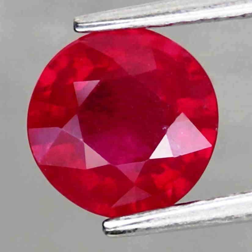 2,03 cts Natural Round Blood Red Ruby (1 of 3)