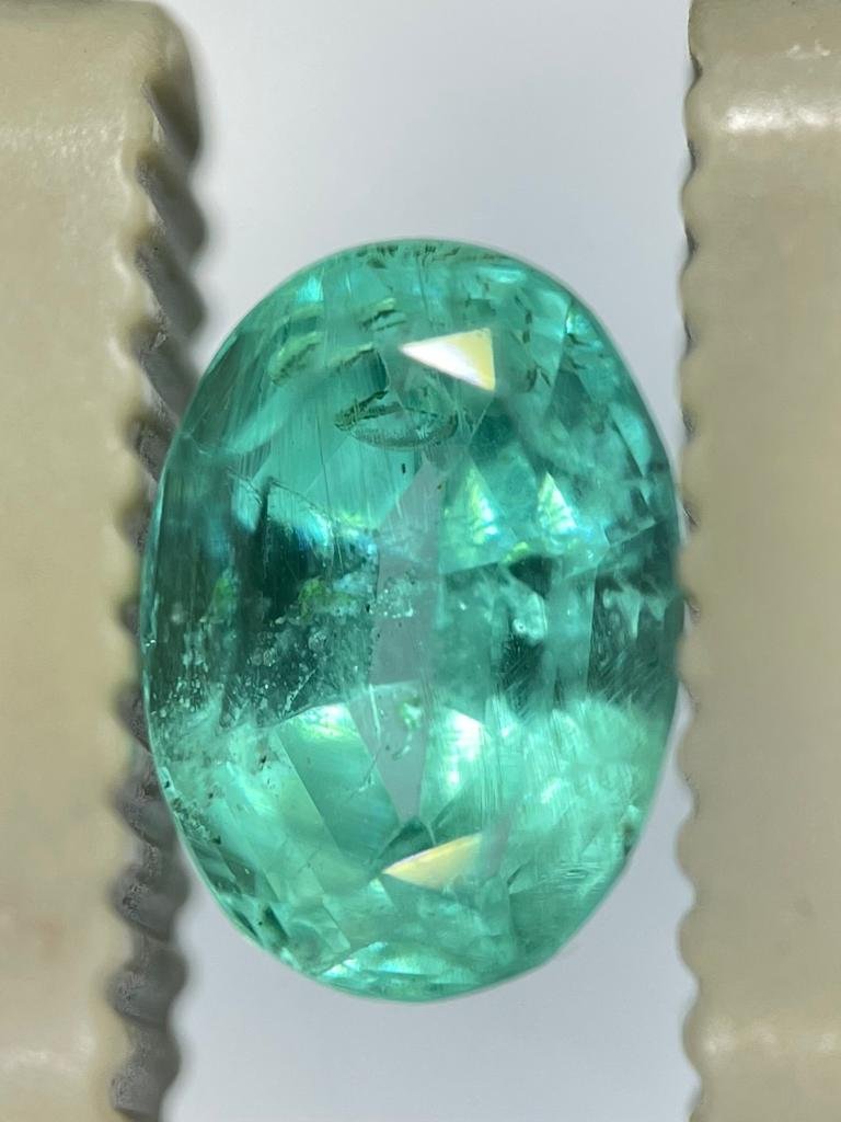 1.36ct natural green emerald GIA certified: Title: 1.36ct natural green emerald GIA certified Additional Information: 1.36ct Oval brilliant cut Clarity transperent green Emerald Measurements: 7.91*5.73*4.95mm Cut: Excellent Polish: Excellent Sy