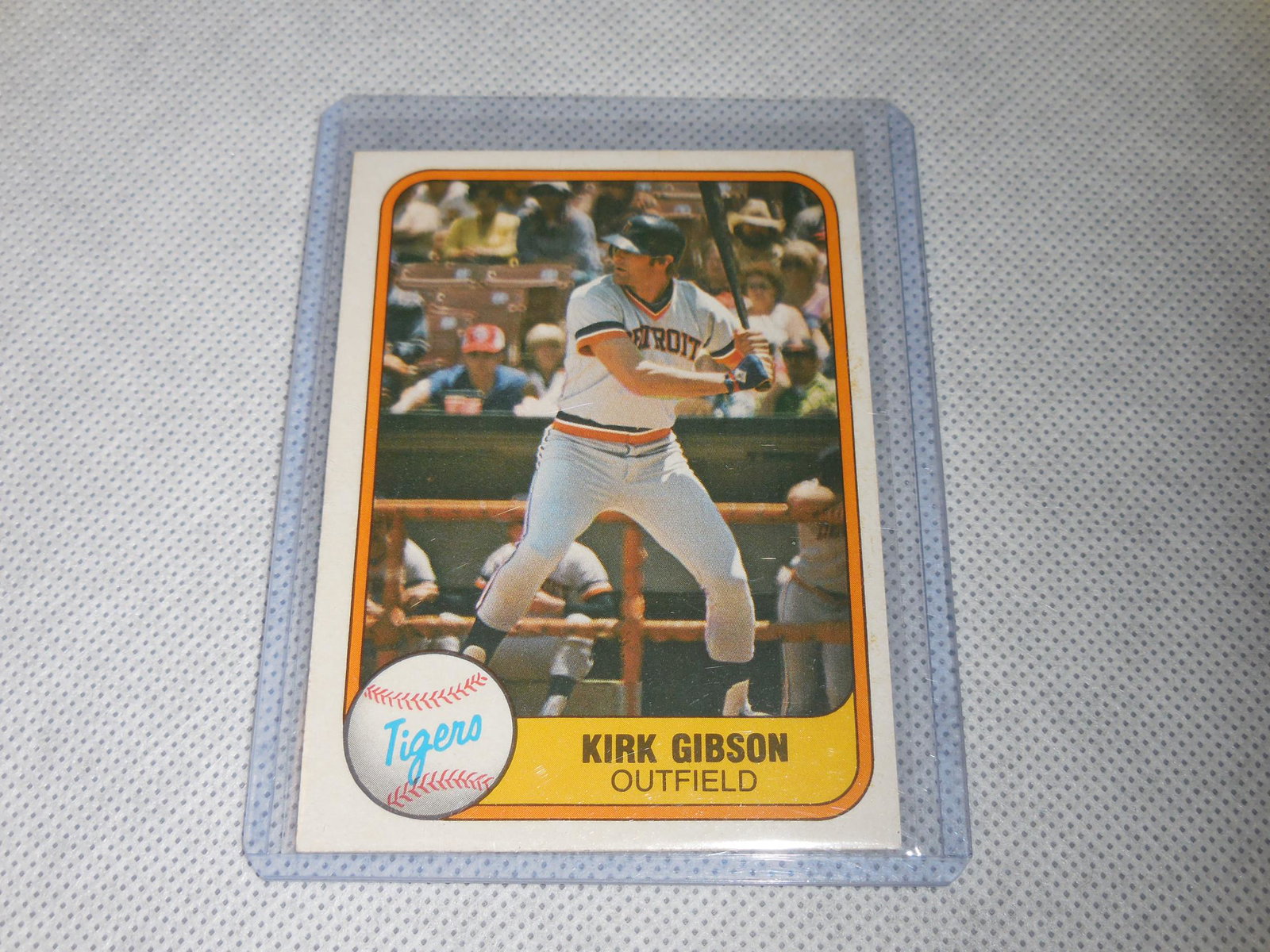 1981 FLEER #481 KIRK GIBSON ROOKIE CARD: A VERY NICE CARD FOR ANY COLLECTOR! PLEASE SEE PHOTOS TO DETERMINE THE EXACT CONDITION OF THIS CARD BUT IN MY OPINION IT IS APPROXIMATELY NEAR MINT CONDITION OR BETTER. THE ACTUAL CARD IN THE PHOTOS I