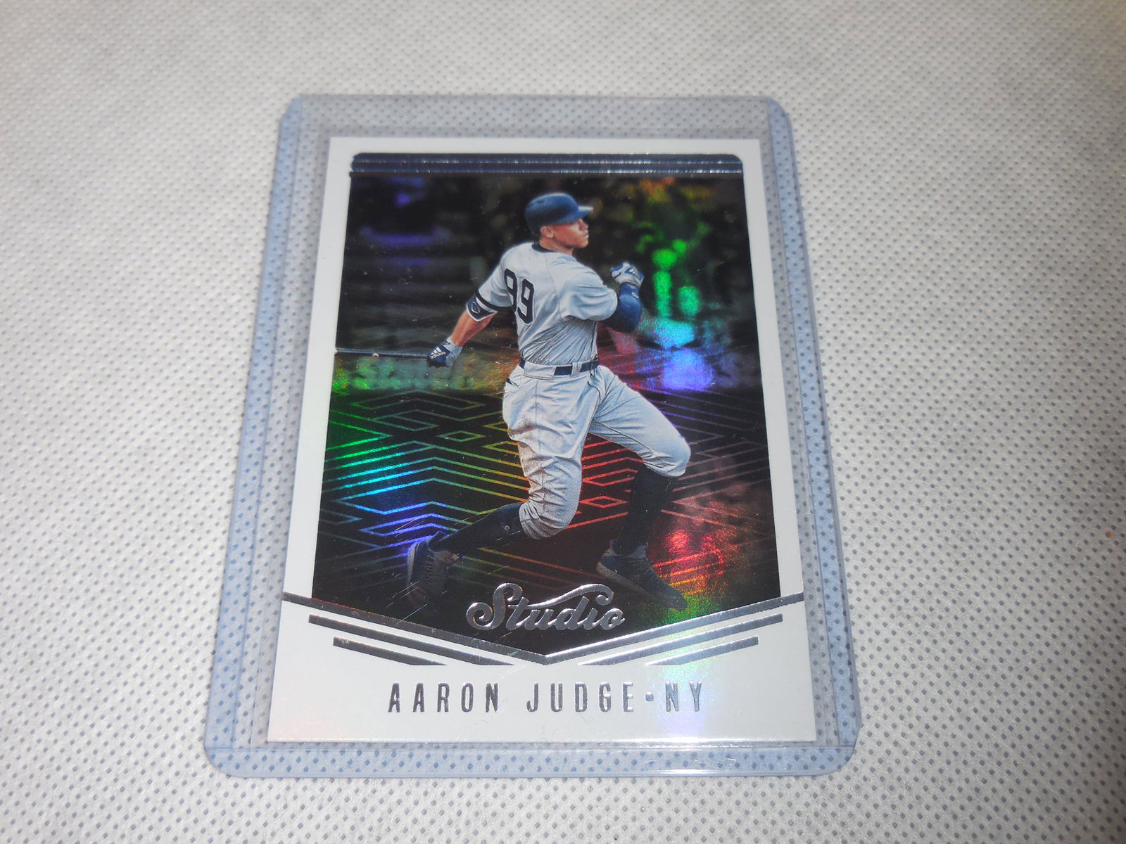 2018 PANINI STUDIO AARON JUDGE HOLOFOIL: A VERY NICE CARD FOR ANY COLLECTOR! PLEASE SEE PHOTOS TO DETERMINE THE EXACT CONDITION OF THIS CARD BUT IN MY OPINION IT IS APPROXIMATELY NEAR MINT CONDITION OR BETTER. THE ACTUAL CARD IN THE PHOTOS I