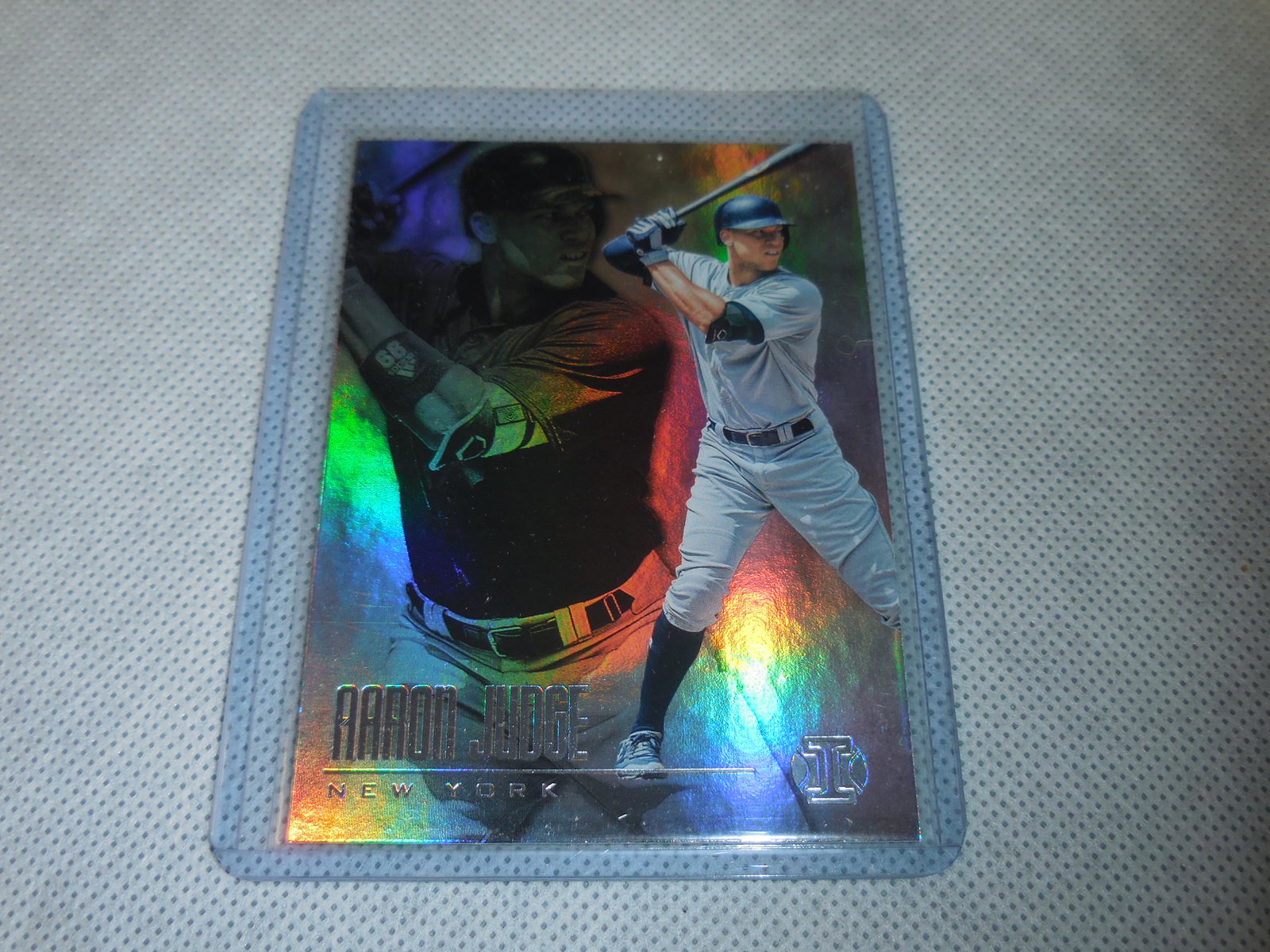 2018 PANINI ILLUSIONS AARON JUDGE HOLOFOIL: A VERY NICE CARD FOR ANY COLLECTOR! PLEASE SEE PHOTOS TO DETERMINE THE EXACT CONDITION OF THIS CARD BUT IN MY OPINION IT IS APPROXIMATELY NEAR MINT CONDITION OR BETTER. THE ACTUAL CARD IN THE PHOTOS I