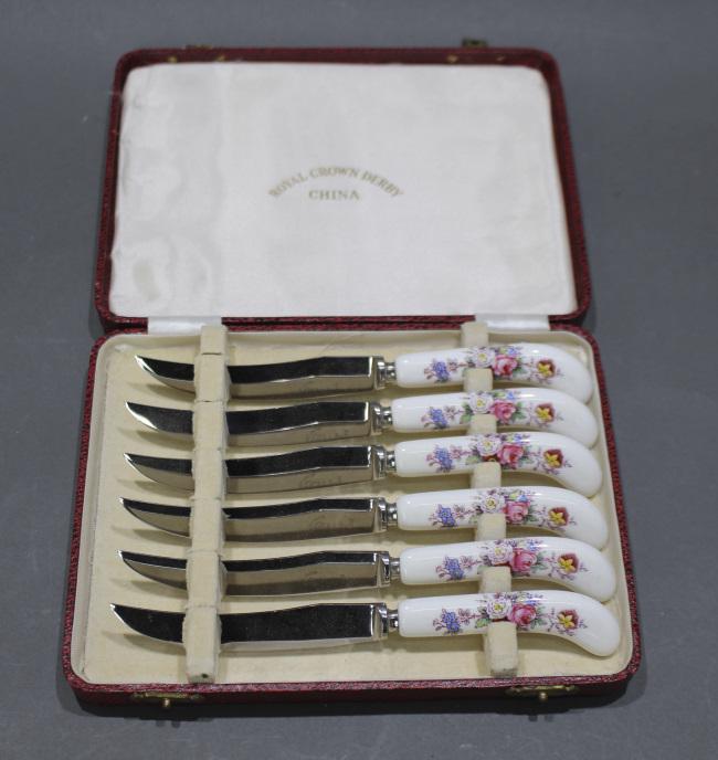 Cased Set of 6 Royal Crown Derby Knives: Cased Set of 6 Royal Crown Derby Knives Reserve: $13.60 Shipping: Domestic: Flat-rate of $25.00 to anywhere within the contiguous U.S. International: Foreign shipping rates are determined by destinati