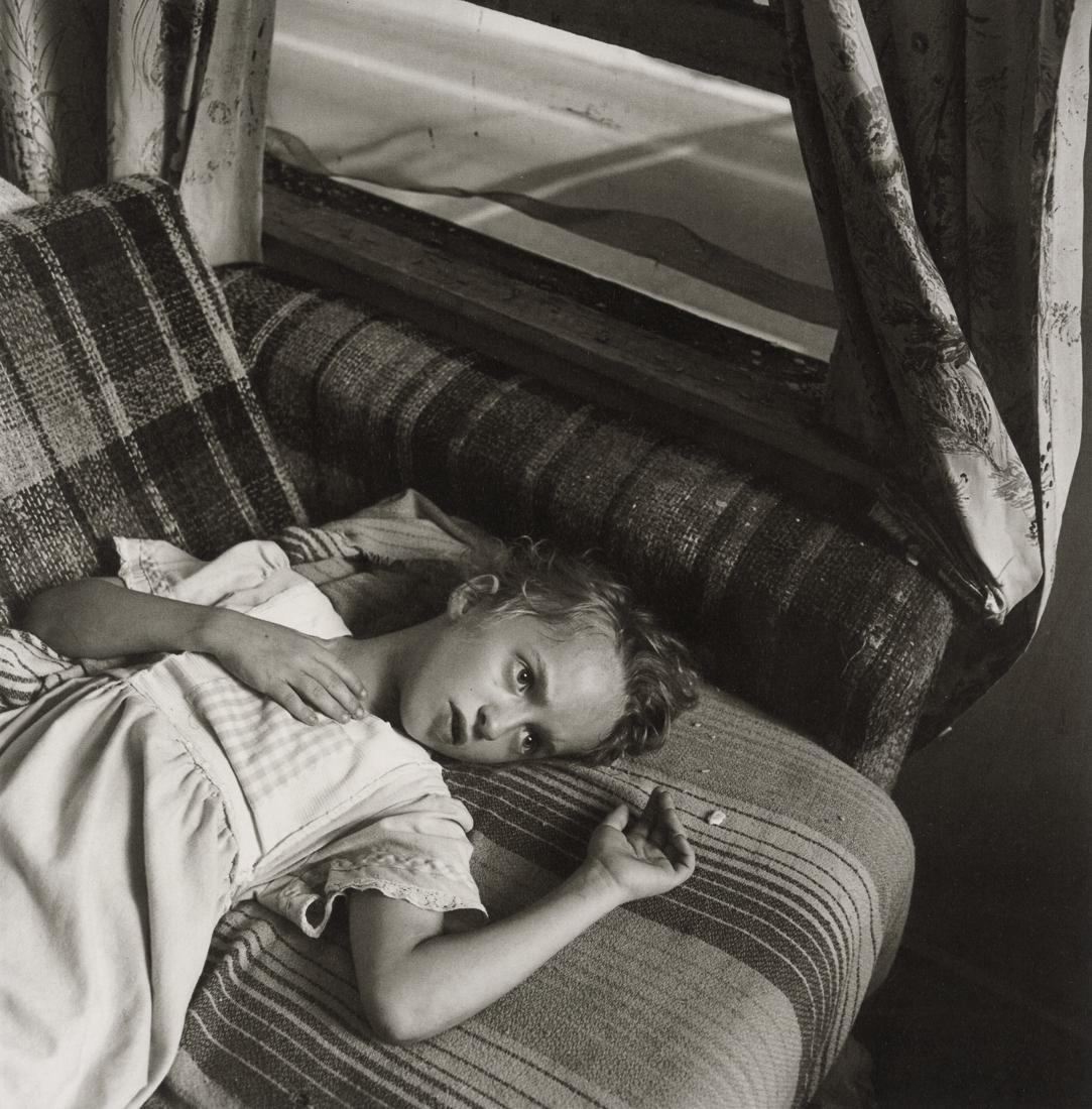MARY ELLEN MARK - Carrie Lying On Sofa, Ohio, 1989 (1 of 1)