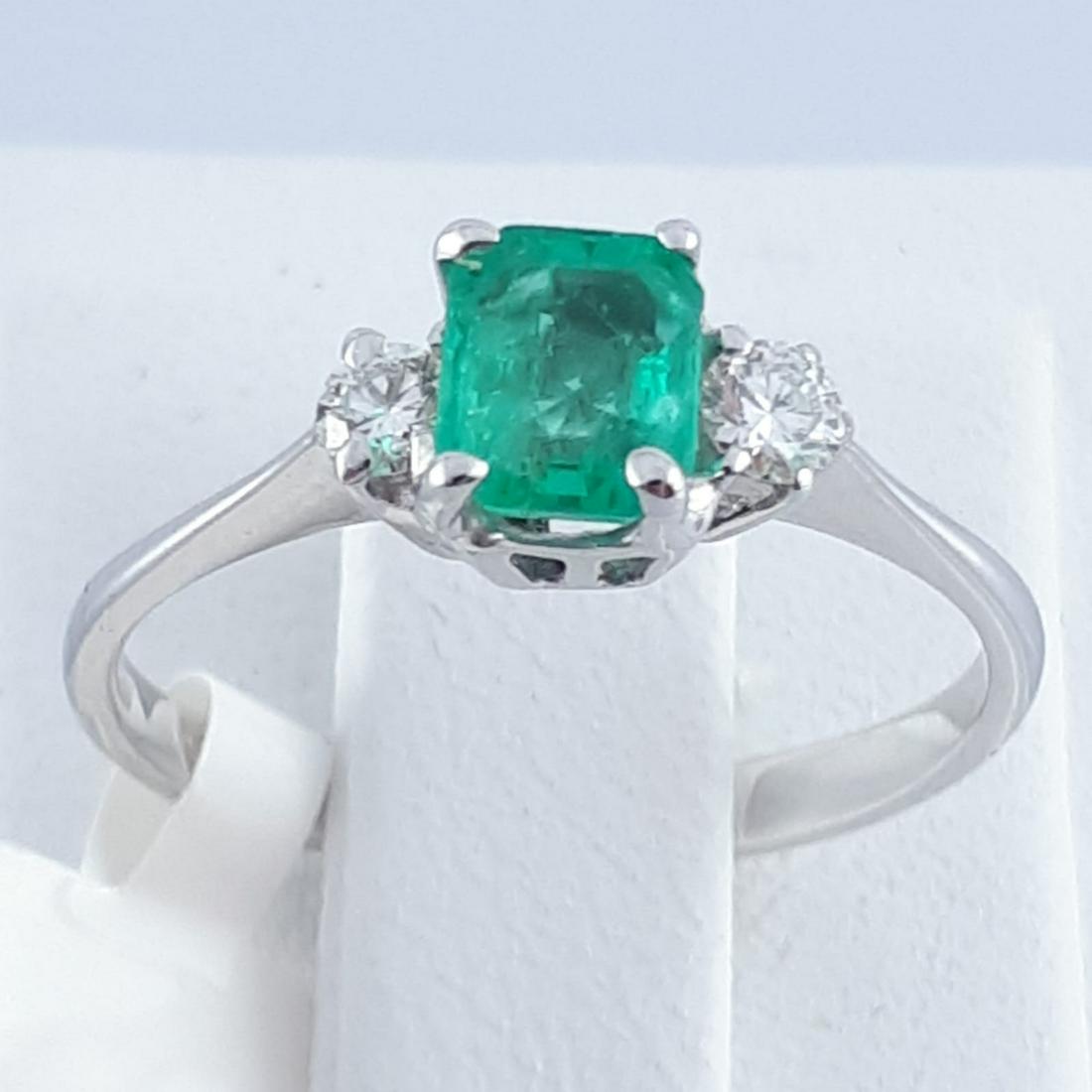 18K White Gold - Ring: Ring Gender : Women Material : 18K White Gold 2 Brillant cut diamond total 0,25 ct G colour, SI clartiy 1 Rectangle cut natural emerald 0,60 ct Weight : 0,07 ozt. / 2,1 gr Condition