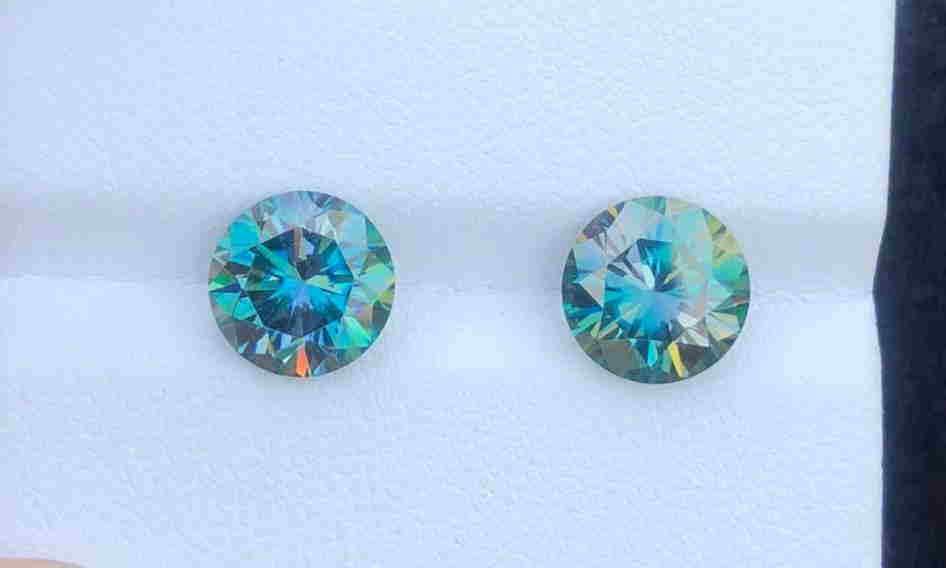 4.5 Carats Beautiful Pair Pieces Moissanite Gemstone: Title: 4.5 Carats Beautiful Pair Pieces Moissanite Gemstone Gemstones: Moissanite Carat Weights: 4.5 Carats Size/Dimensions: 8.5x8.5x5 MM Additional Information: Natural Reserve: $100.00 Shipping: Do