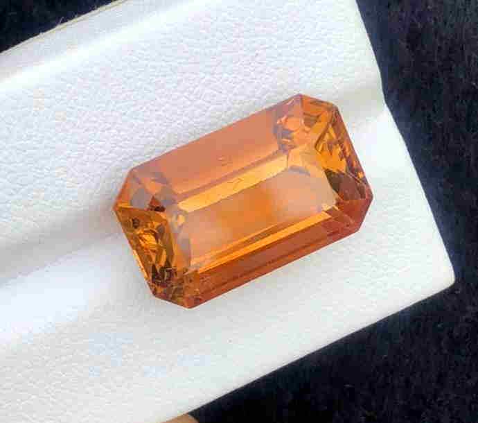 19 Carats Beautiful Topaz from Skardo Pakistan: Title: 19 Carats Beautiful Topaz from Skardo Pakistan Gemstones: Topaz Carat Weights: 19 Carats Size/Dimensions: 19x12x9 mm Additional Information: Heated Reserve: $80.00 Shipping: Domestic: Flat-rat
