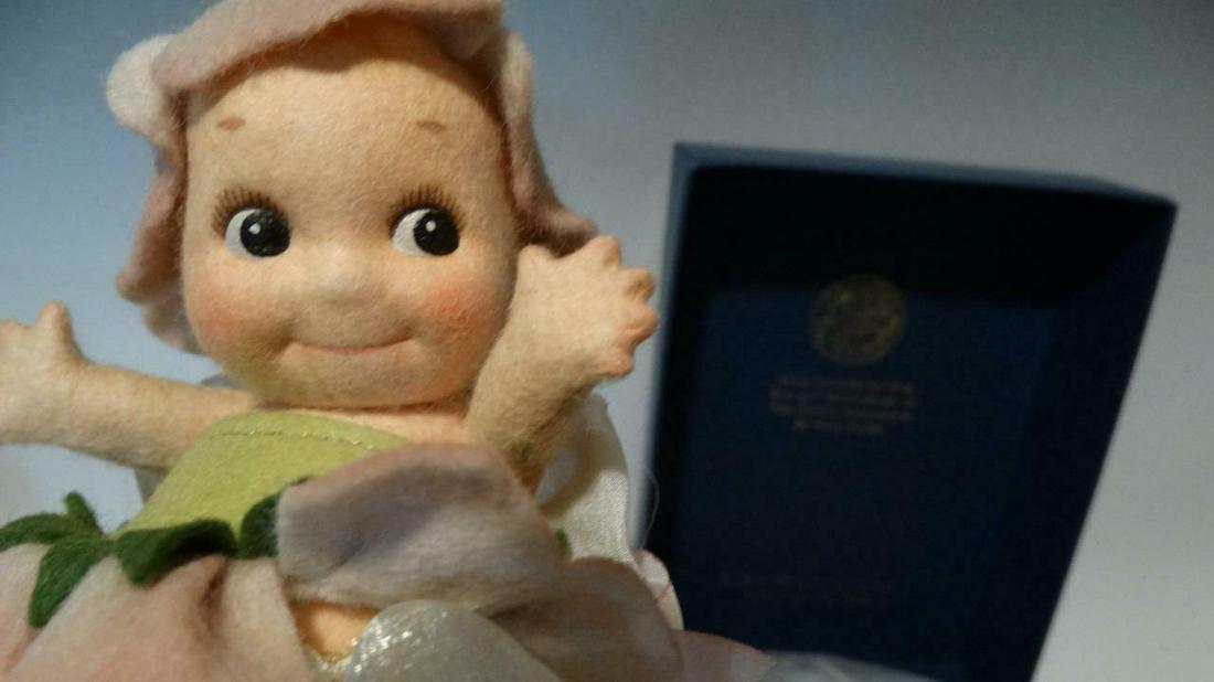 RARE R. JOHN WRIGHT 1999 UFDC KEWPIE FLEUR-FLOWER®?: RARE R. JOHN WRIGHT 1999 UFDC KEWPIE FLEUR-FLOWER®? #0524 of 250 COA MIB SIGNED RARE R. JOHN WRIGHT 1999 UFDC KEWPIE FLEUR-FLOWER®? #0524 of 250 COA MIB SIGNED Description 1999 R. JOHN WRIGHT SIGNED