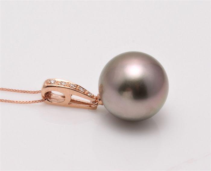 14 kt. Rose Gold - 12x13mm Round Tahitian Pearl -: Title: 14 kt. Rose Gold - 12x13mm Round Tahitian Pearl - Necklace with Pendant - 0.04 ct Dimension: 45 cm Additional Information: Emerging from the tropical lagoons of French Polynesia, this Tahitian 