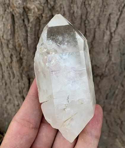 185 Gram Well Terminated Natural Quartz Specimen: Title: 185 Gram Well Terminated Natural Quartz Specimen Weight: 185 Garm Size/Dimensions: 92x43x32 mm Origin: Pakistan Reserve: $15.00 Shipping: Domestic: Flat-rate of $15.00 to anywhere within the co