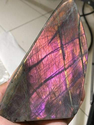 394g WOW! NATURAL Purple Labradorite QUARTZ CRYSTAL: Title: 394g WOW! NATURAL Purple Labradorite QUARTZ CRYSTAL HEALING X187 Category: Minerals Description: Minerals Gemstones: Labradorite Carat Weights: 1970 Carats Size/Dimensions: 122x80x30 mm Reserve