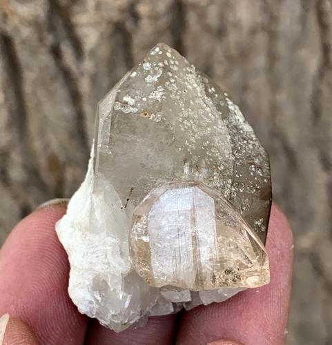 24 Gram Terminated Natural Topaz With Quartz Specimen: Title: 24 Gram Terminated Natural Topaz With Quartz Specimen Weight: 24 Garm Size/Dimensions: 40x25x20 mm Origin: Pakistan Reserve: $20.00 Shipping: Domestic: Flat-rate of $15.00 to anywhere within th
