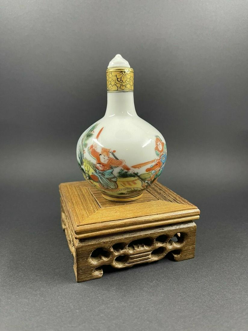 Chinese vintage snuffbox porcelain pottery snuff bottle (1 of 4)