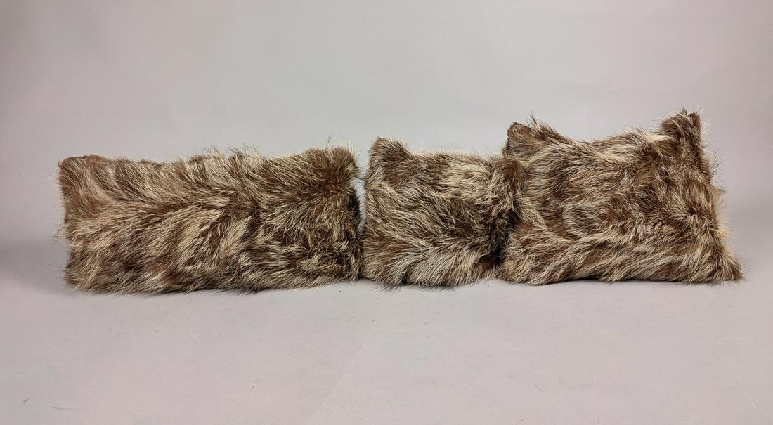 SET OF 3 FOX FUR PILLOWS: Title: SET OF 3 FOX FUR PILLOWS Dimensions: Measurements: 23 cm x 48 cm; 9.06in x 18.9 in; 30 cm x 42 cm; 11.81 in x 16.54 in ; 28 cm x 28 cm ; 11.02 in x 11.02 in; Description: We offer in house ship