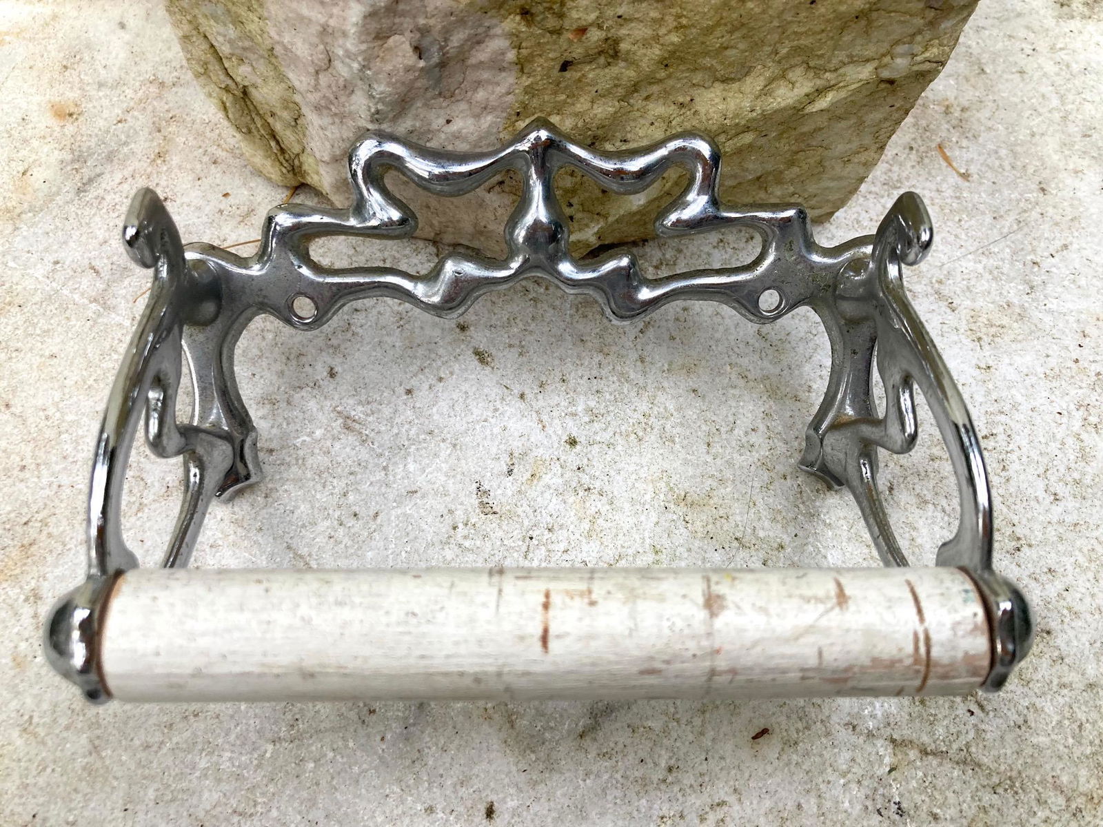 C1900 bathroom tissue holder (1 of 5)