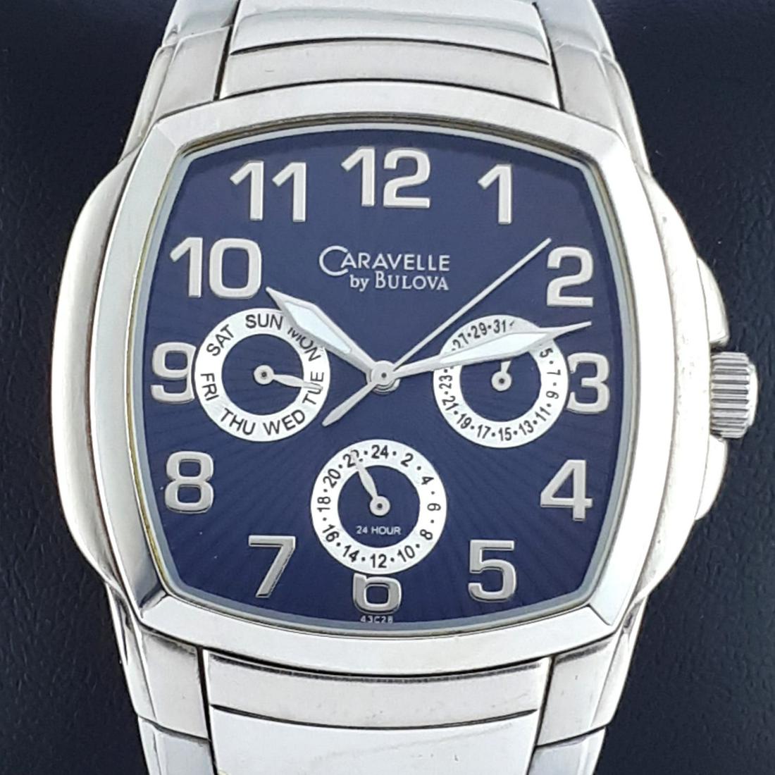 Caravelle by Bulova - Day / Date - Ref:C875453 - Men -: Brand : Caravelle by Bulova Model : Day / Date Ref : C875453 Gender : Men Movement : Quartz Type : Analogue wristwatch Total Lenght : 20,5 cm / 8,07 inch (Including Watch Case) Case Size : 39 x 39