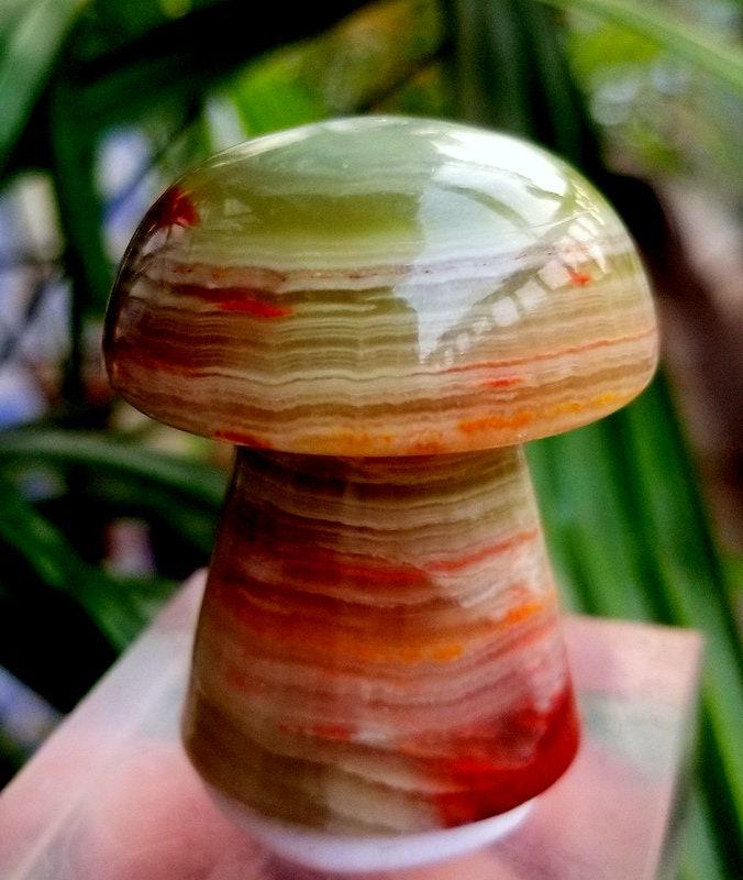 84 Gram Lovely Green Onyx Mashroom Crystal From: 84 Gram Lovely Green Onyx Mashroom Crystal From Pakistan size 45mm 35mm 35mm weight 84 Gram Reserve: $15.00 Shipping: Domestic: Flat-rate of $10.00 to anywhere within the contiguous U.S. International