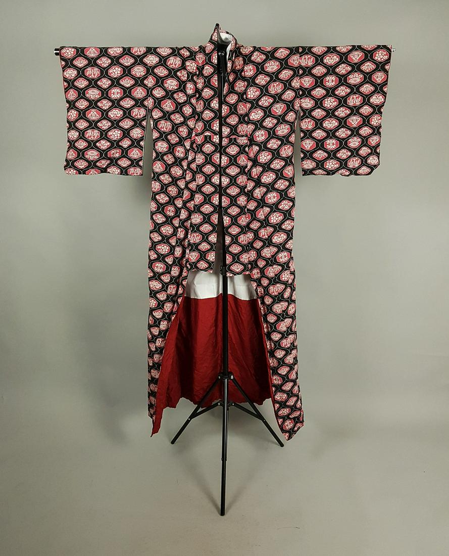 BLACK & RED CHIRIMEN SILK KIMONO (1 of 8)