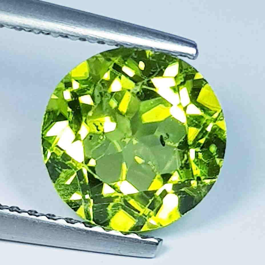 2.79 Ct Natural Peridot Round Cut: No Reserve! Title: 2.79 Ct Natural Peridot Round Cut Color/Clarity: IF - VVS Carat Weight: 2.79 Size/Dimensions: 8.60 x 8.60 x 5.40 Additional Information: Oval / Pakistan Shipping: Domestic: Flat-ra