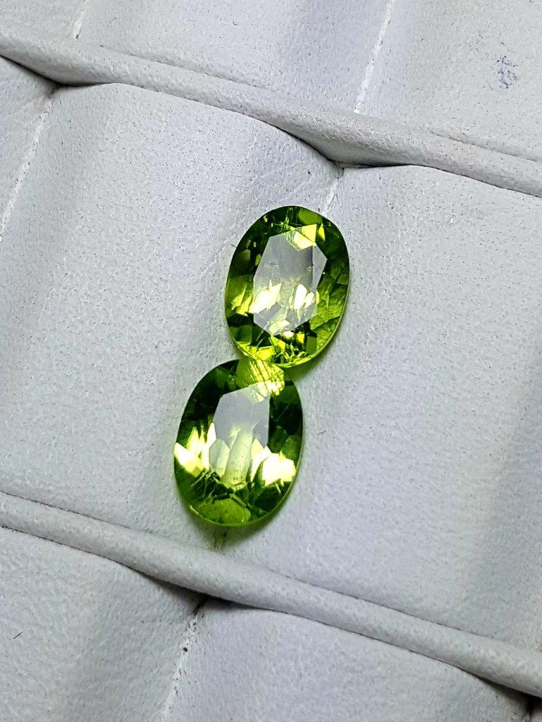 Paired 7up Color Peridot - 3 Carats: Title: Paired 7up Color Peridot - 3 Carats Origin: Afghanistan Additional Information: Paired 7up Color Peridot - 3 Carats Reserve: $9.00 Shipping: Domestic: Flat-rate of $15.00 to anywhere within the