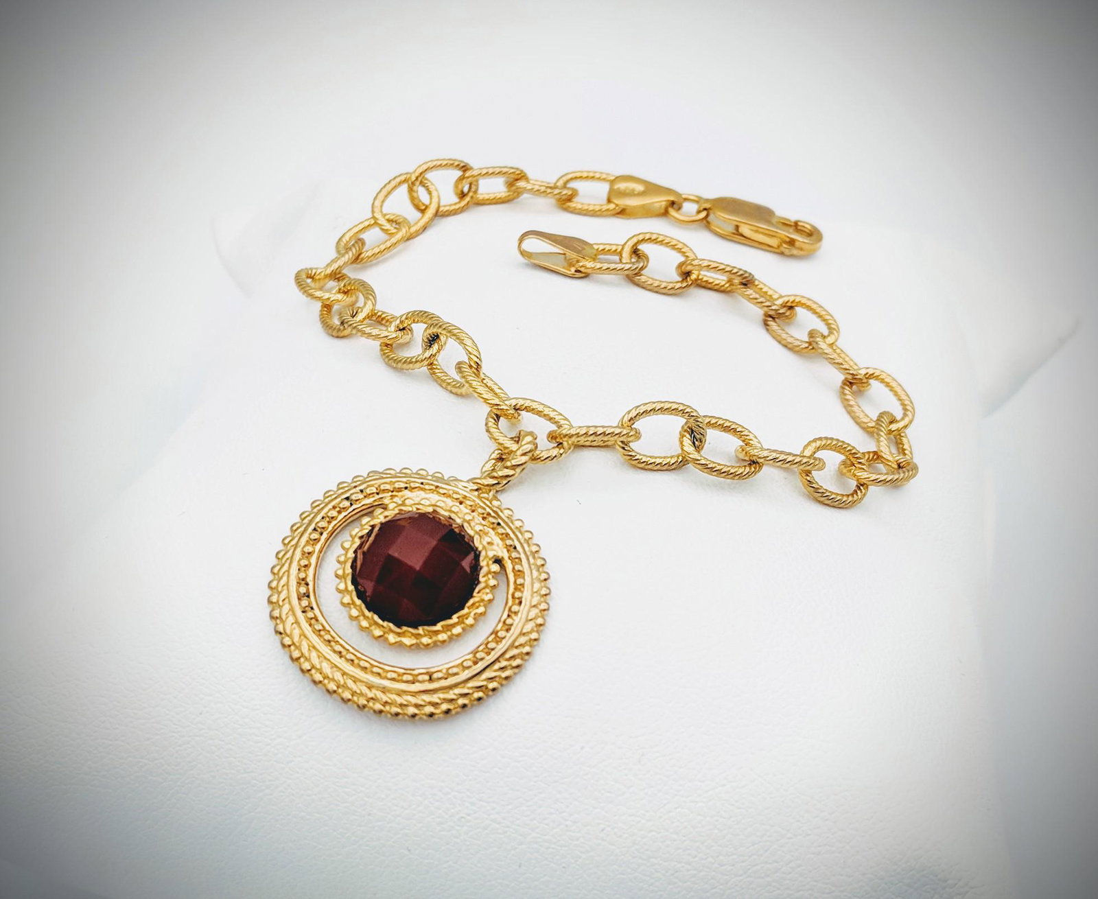 Italian Bracelet with Carnelian Pendant: Title: Italian Bracelet with Carnelian Pendant Brand: Jean Lin Collection Metal Purity: Gold Plated 925 Sterling Silver Gemstones: Carnelian Carat Weights: 1 Round Carnelian at 10mm. Size: Bracelet me