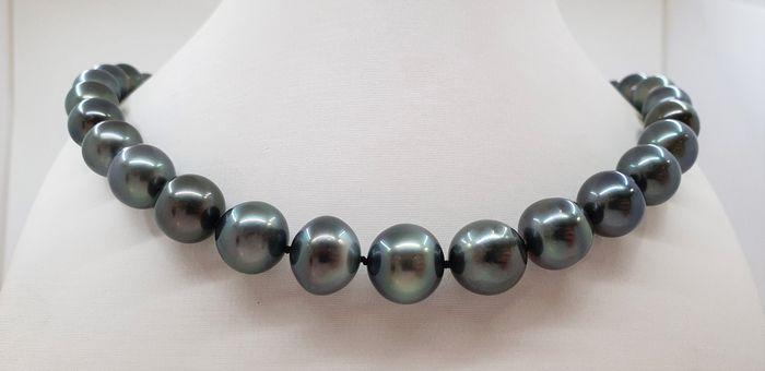 11x14.7mm Peacock Tahitian pearls - Necklace: Title: 11x14.7mm Peacock Tahitian pearls - Necklace Dimension: 45cm Additional Information: A luxury pearl necklace, made with oval Tahitian pearls, and completed with a solid invisible clasp. Tahitia