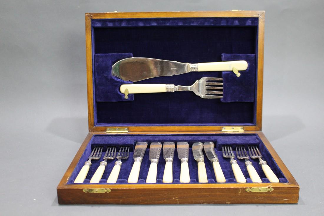 Edwardian Cased Fish Knives: Title: Edwardian Cased Fish Knives Description: English. Edwardian. Silver plated EPNS with bone handles. Complete in original velvet lined case. Good condition, slight wear to case only Reserve: $20.