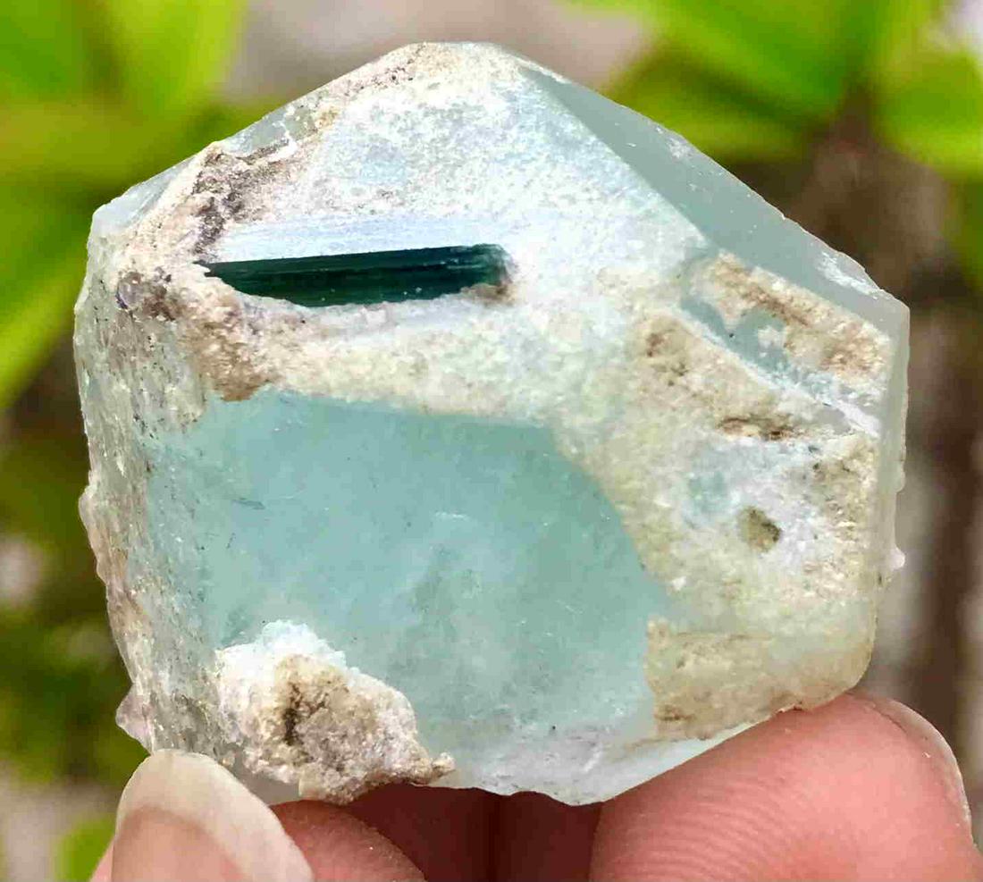 134 Carats Top Quality Amazing Damage Free Well: Title: 134 Carats Top Quality Amazing Damage Free Well Terminated Indicolite Blue Tourmaline On Blue Color Aquamarine Beryl Crystal Origin: Pakistan Materials: Aquamarine Beryl, Tourmaline Dimension: 