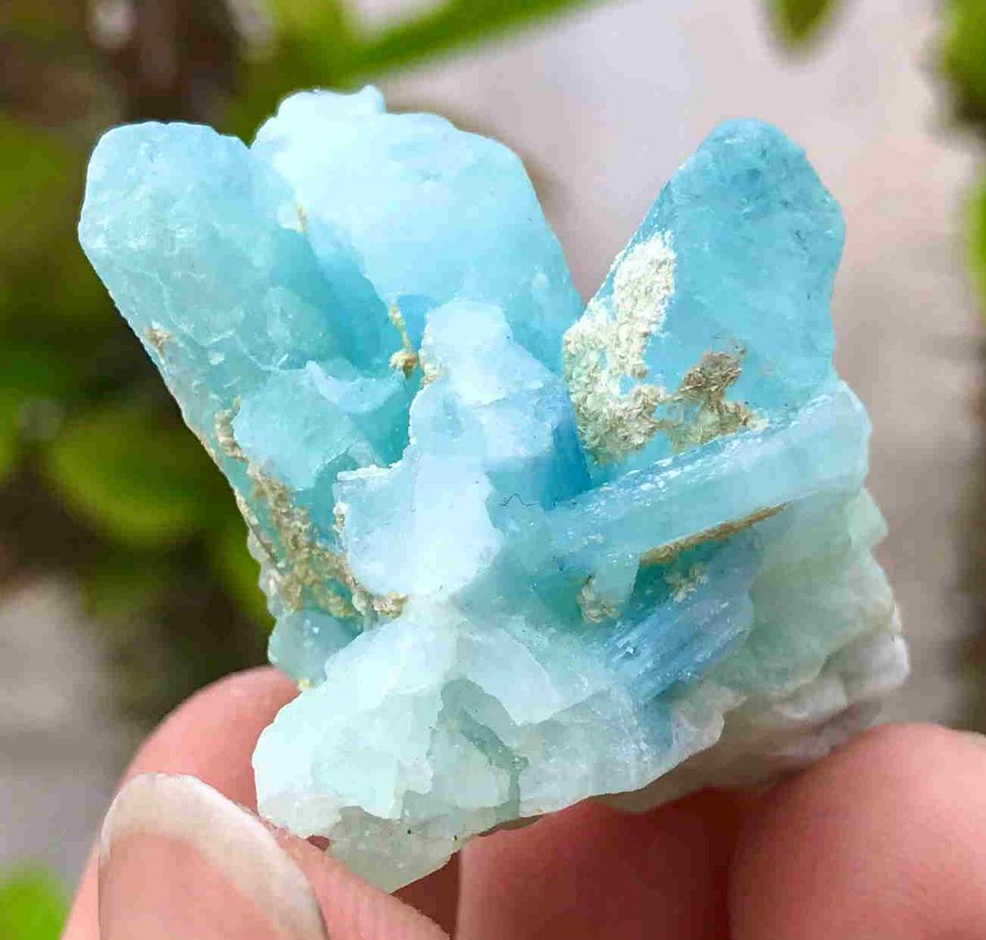 99 Carats Top Quality Amazing Damage Free Well: Title: 99 Carats Top Quality Amazing Damage Free Well Terminated Blue Color Aquamarine Beryl Crystals Bunch Specimen Origin: Pakistan Materials: Aquamarine Beryl Dimension: 34x36x32 M.M Additional Inf