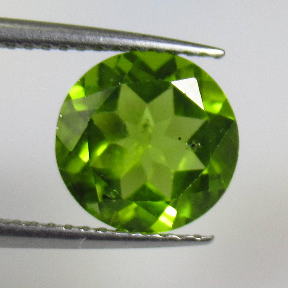 2.90 Ctw Natural Pakistan Peridot Round Cut: No Reserve! Title: 2.90 Ctw Natural Pakistan Peridot Round Cut Stone Clarity: VVS Gemstones: Peridot Carat Weights: 2.9 Size/Dimensions: 9.10 x 9.10 x 5.10 mm Additional Information: Top Class Full Lu