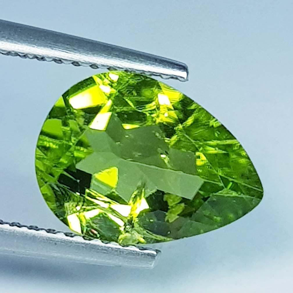 2.77 Ct Natural Peridot Pear Cut: No Reserve! Title: 2.77 Ct Natural Peridot Pear Cut Color/Clarity: IF - VVS Gemstones: Loosegemstone Carat Weights: 2.77 Size/Dimensions: 11.00 x 8.00 x 4.60 Additional Information: Pear / Pakistan Sh