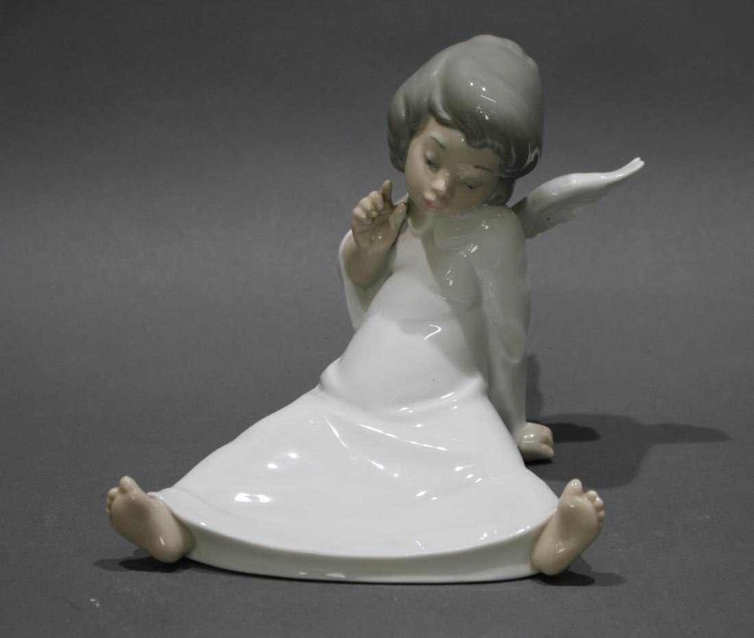 Lladro Wondering Angel Figurine 4962 (1 of 3)