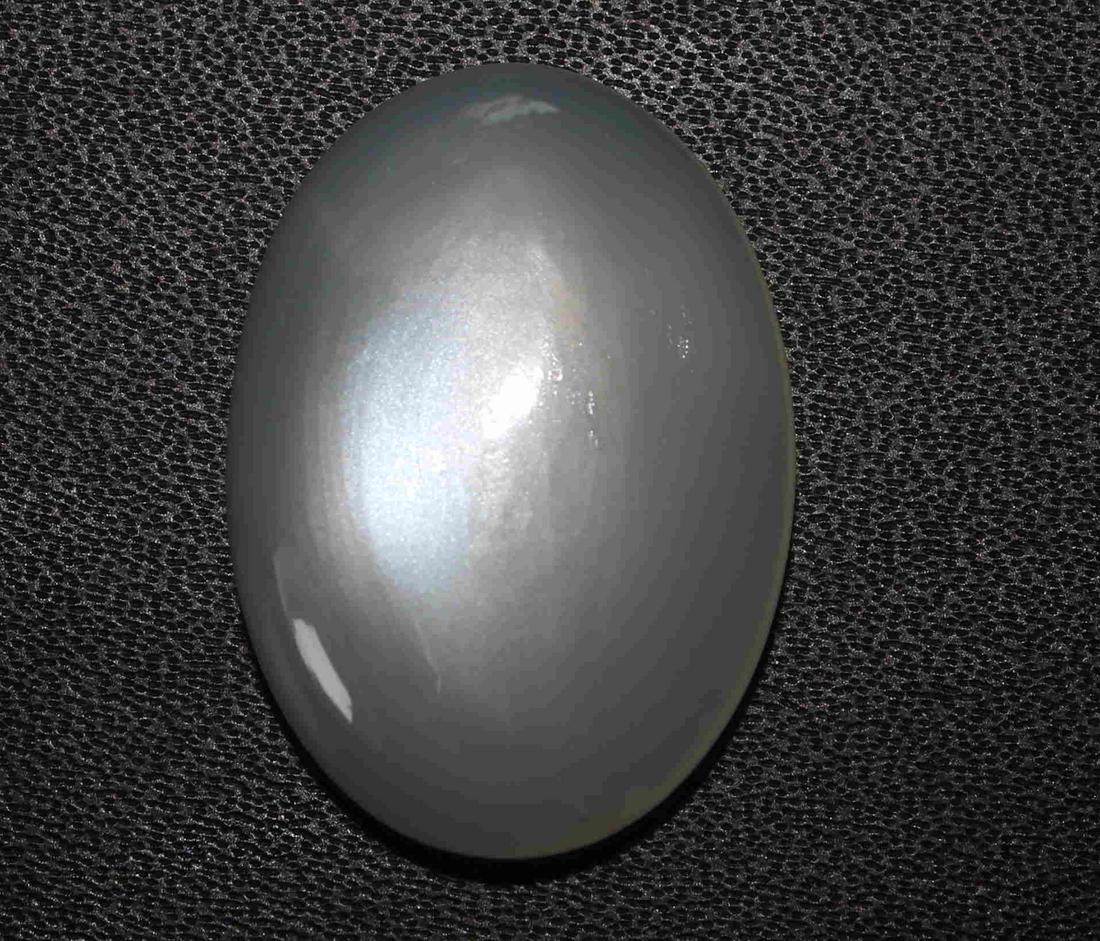 24.68 cts Natrual Moonstone: No Reserve! Title: 24.68 cts Natrual Moonstone Additional Information: Gemstone : Natural Moonstone Weight : 24.68 Carats Dimensions : 25.59x18.23x7.07 mm Shape : oval cabochon Color : white Transpare